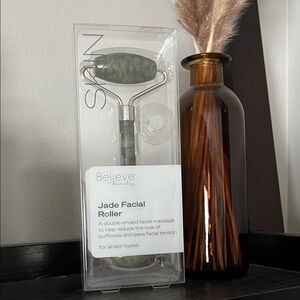 NWT JADE FACIAL ROLLER- GREEN AND BLACK MARBLED